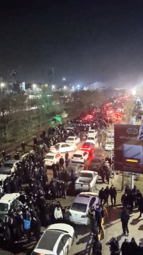 Orang-orang berkumpul di jalanan selama protes di Mashhad, Provinsi Razavi Khorasan, Iran dalam tangkapan layar ini yang diperoleh dari video media sosial yang dirilis pada Kamis (8/1/2026). Foto: Social Media via REUTERS 