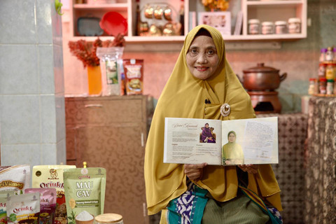 Dewi Aminah sebagai pemilik produsen bumbu dan tepung bumbu kemasan Iswara Food. Foto: Dok. BRI