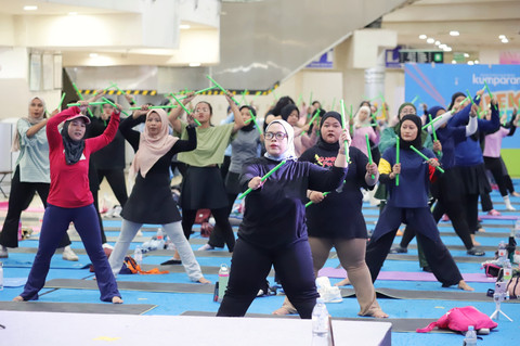 Peserta melakukan gerakan Poundfit di WTC Mangga Dua, Ancol, Jakarta Utara, Sabtu (10/1/2026). Foto: Jamal Ramadhan/kumparan