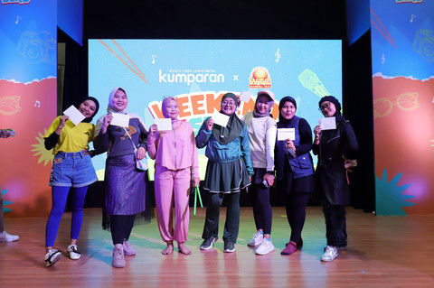 Peserta berfoto bersama usai mengikuti kegiatan Poundfit di WTC Mangga Dua, Ancol, Jakarta Utara, Sabtu (10/1/2026). Foto: Jamal Ramadhan/kumparan