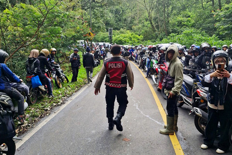 Kondisi lalu lintas pada pukul 9 WIB di wilayah Tanjakan Mayor Tarengtong, Ciwidey, Sabtu (10/1/2026). Foto: Dok. Humas Polresta Bandung