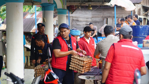 Penyaluran bantuan Telkomsel untuk daerah terdampak bencana di Sumatera. Foto: Telkomsel.