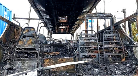 Bus lintas Lampung-Bekasi terbakar saat melintas di Jalan Diponegoro, Tambun Selatan, Kabupaten Bekasi, Sabtu (10/1/2026). Foto: Dok. Istimewa