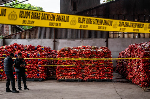 Petugas Dirtipidter Bareskrim Polri berdiri di dekat barang bukti bawang bombai ilegal di Kompleks Pergudangan Bandarharjo, Semarang, Jawa Tengah, Sabtu (10/1/2026). Foto: Aprillio Akbar/ANTARA FOTO