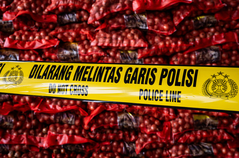 Garis polisi terpasang pada barang bukti bawang bombai ilegal hasil penindakan dugaan penyelundupan di Kompleks Pergudangan Bandarharjo, Semarang, Jawa Tengah, Sabtu (10/1/2026). Foto: Aprillio Akbar/ANTARA FOTO