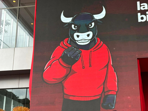 Barata, maskot baru PDIP yang diluncurkan di acara Rakernas I PDIP sekaligus HUT ke-53 PDIP di Beach City Ancol, Jakarta Utara, Sabtu (10/1/2026). Foto: Abid Raihan/kumparan