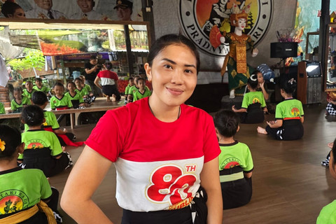 Ni Kadek Astini mengajar tari Bali di Sanggar Pradnya Swari, Kabupaten Jembrana, Bali.    Foto: Dok. Ni Kadek Astini