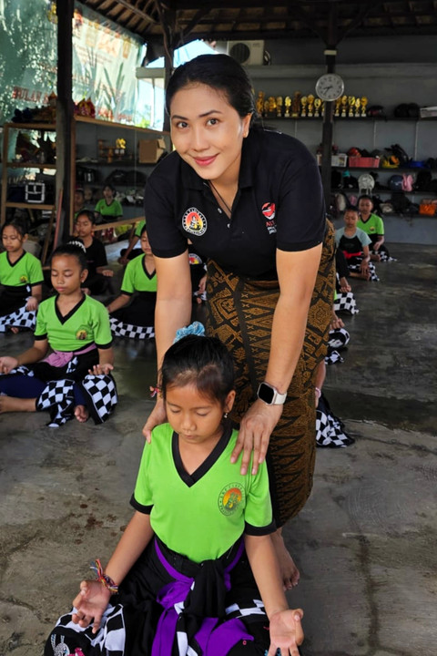 Ni Kadek Astini mengajar tari Bali di Sanggar Pradnya Swari, Kabupaten Jembrana, Bali. Foto: Dok. Ni Kadek Astini
