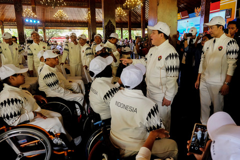 Menpora Erick Thohir bersama Wamenpora Taufik Hidayat menyapa sejumlah atlet NPC Indonesia saat Pengukuhan dan Pelepasan Kontingen Indonesia untuk ASEAN Para Games XIII 2025 Thailand, di Balai Kota Solo, Jawa Tengah, Sabtu (10/1/2026).  Foto: Maulana Surya/ANTARA FOTO
