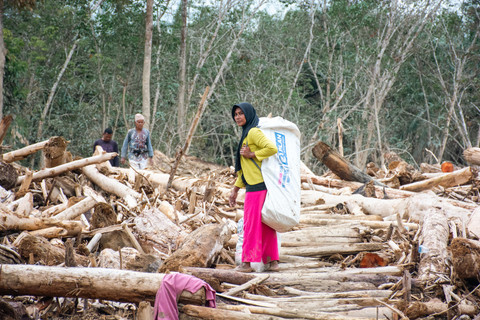 Plan Indonesia salurkan bantuan untuk perempuan dan anak-anak terdampak banjir di Aceh, Sumbar, dan Sumut. Foto: Plan Indonesia
