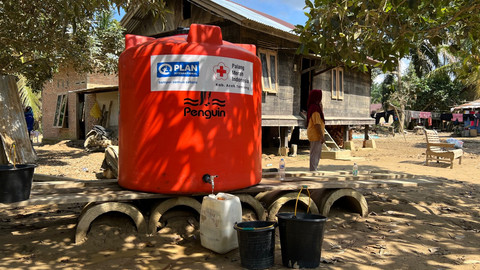 Bantuan air bersih untuk Desa Pematang Durian, Aceh Tamiang. Foto: Avissa Harness/kumparan