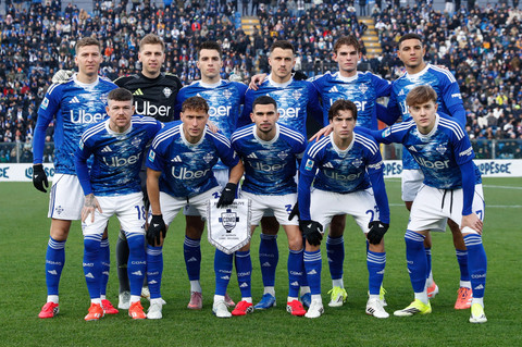 Pemain Como berpose untuk foto grup tim sebelum pertandingan Liga Italia antara Como vs Bologna di Stadio Giuseppe Sinigaglia, Como, Italia, Sabtu (10/1/2026). Foto: Alessandro Garofalo/REUTERS