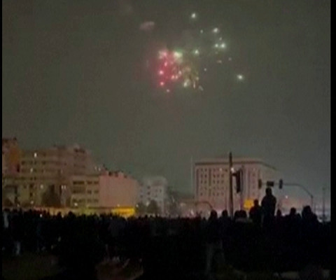 Demo kembali pecah di Teheran, demonstran menembakkan kembang api dan menyerukan slogan dukungan untuk rezim Pahlavi di Lapangan Punak, Teheran, Iran, Sabtu (10/1). Foto: AFP