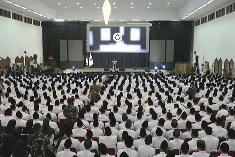 Peserta duduk menyaksikan pembukaan Pendidikan dan Pelatihan (Diklat) PPIH Arab Saudi Tahun 1447 H/2026 M yang disiarkan langsung dari Asrama Haji Pondok Gede Jakarta, Minggu (11/1/2026). Foto: Dok. Kementerian Haji dan Umrah/YouTube