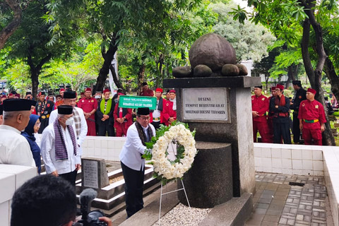 Gubernur DKI Jakarta, Pramono Anung menaburi bunga bersama sejumlah pejabat Pemprov DKI dan Majelis Kaum Betawi saat acara Ziarah Makam Pahlawan MH Thamrin di TPU Karet Bivak, Jakarta Pusat, Minggu (11/1/2026). Foto: Jeni Ritanti/kumparan