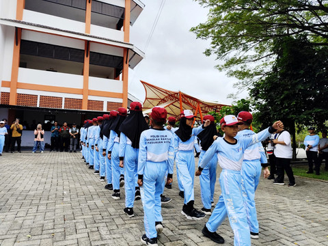 Persiapan penampilan baris berbaris dari siswa Sekolah Rakyat jelang peresmian Program Sekolah Rakyat di lingkungan Balai Besar Pendidikan dan Pelatihan Kesejahteraan Sosial (BBPPKS), Banjarbaru, Kalimantan Selatan, Minggu (11/1/2026). Foto: Luthfi Humam/kumparan