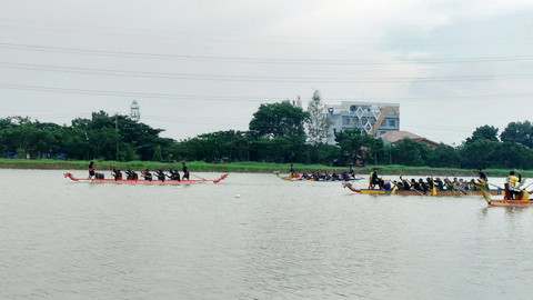 Lomba Dayung nasional di Banjir Kanal Barat Semarang, Minggu (11/1/2026). Foto: Intan Alliva/kumparan