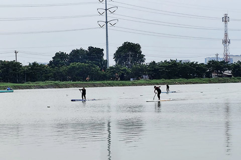 Lomba Dayung nasional di Banjir Kanal Barat Semarang, Minggu (11/1/2026). Foto: Intan Alliva/kumparan