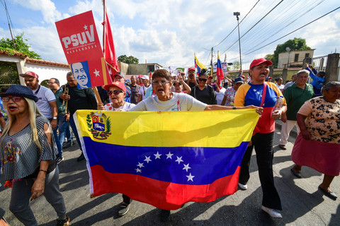 Demonstran yang memegang bendera Venezuela meneriakkan slogan-slogan selama unjuk rasa mendukung mantan Presiden Venezuela Nicolas Maduro di Valencia, negara bagian Carabobo, Venezuela, Sabtu (10/1/2026). Foto: Jacinto OLIVEROS / AFP