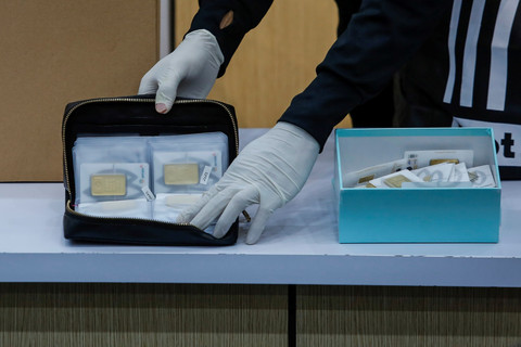 Petugas menunjukkan barang bukti saat konferensi pers di Gedung Merah Putih KPK, Jakarta, Minggu (11/1/2026). Foto: Asprilla Dwi Adha/ANTARA FOTO