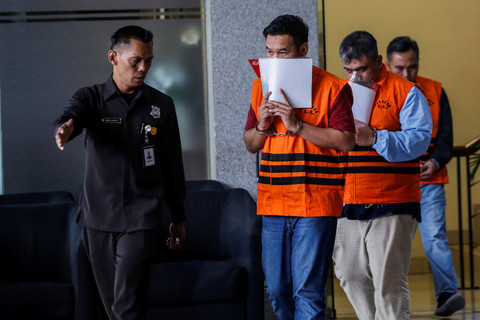 Kepala KPP Madya Jakut Dwi Budi, Tim Penilai di KPP Madya Jakut Askob Bahtiar dan Kepala Seksi Pengawas dan Konsultasi KPP Madya Jakut Agus Syaifudin usai menjalani pemeriksaan di Gedung Merah Putih KPK, Jakarta, Minggu (11/1/2026). Foto: Asprilla Dwi Adha/ANTARA FOTO