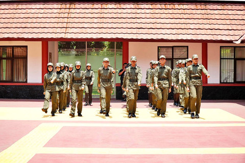 Siswa bersiap menyambut kedatangan Presiden Prabowo Subianto dalam acara peluncuran program Sekolah Rakyat di Kota Banjarbaru, Provinsi Kalimantan Selatan, Minggu (10/1/2025). Foto: Dok. Kemensos RI
