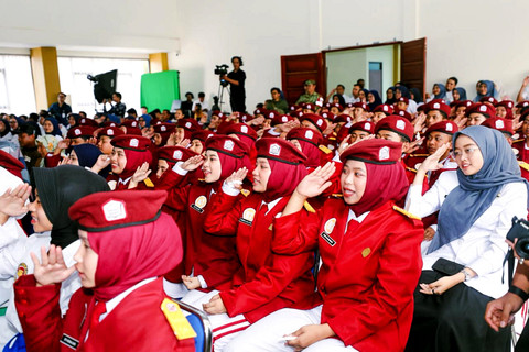 Guru dan siswa bersiap menyambut kedatangan Presiden Prabowo Subianto dalam acara peluncuran program Sekolah Rakyat di Kota Banjarbaru, Provinsi Kalimantan Selatan, Minggu (10/1/2025). Foto: Dok. Kemensos RI