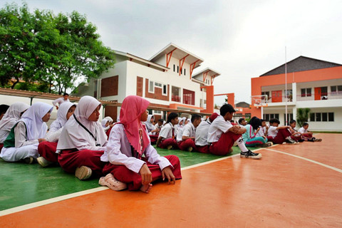 Siswa bersiap menyambut kedatangan Presiden Prabowo Subianto dalam acara peluncuran program Sekolah Rakyat di Kota Banjarbaru, Provinsi Kalimantan Selatan, Minggu (10/1/2025). Foto: Dok. Kemensos RI