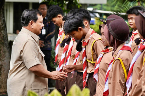 Sejumlah momen kebersamaan Presiden Prabowo bersama para siswa Sekolah Rakyat. Foto: Dok. Kemensos RI