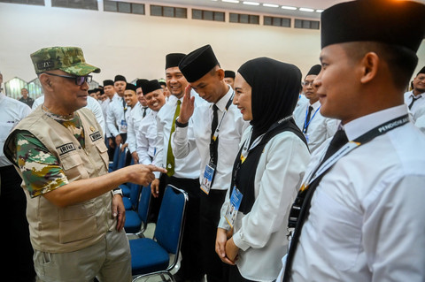Menteri Haji dan Umrah Mochamad Irfan Yusuf (kiri) berbincang dengan petugas Haji saat pembukaan pendidikan dan latihan Petugas Penyelenggara Ibadah Haji (PPIH) Arab Saudi 2026 di Asrama Haji, Jakarta, Minggu (11/1/2026). Foto: Rivan Awal Lingga/ANTARA FOTO