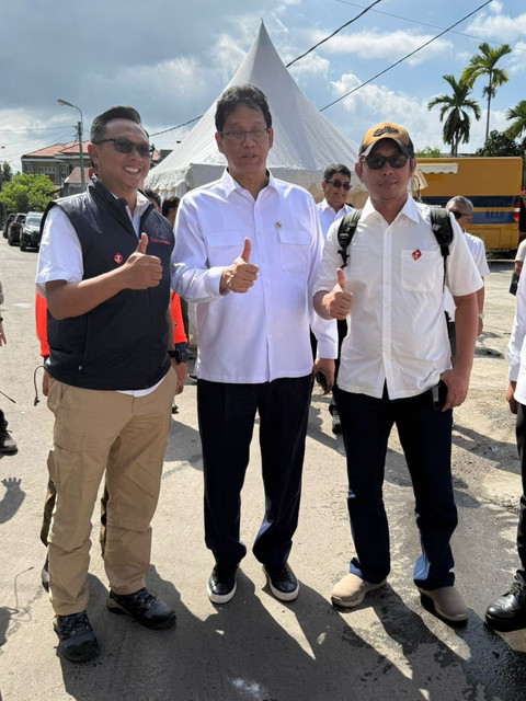 Vice President Area Network Operations Sumatera Telkomsel, Nugroho A. Wibowo (kiri), bersama Menteri Keuangan Indonesia, Purbaya Yudhi Sadewa (tengah), dalam pemulihan seluruh infrastruktur jaringan telekomunikasi Telkomsel di Provinsi Aceh pascabencana banjir bandang. Foto: Dok. Telkomsel