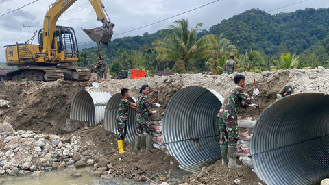 Pembangunan Jembatan Bailey di Desa Aek Nabara, Kecamatan Marancar, Kabupaten Tapanuli Selatan. Foto: Bakom RI