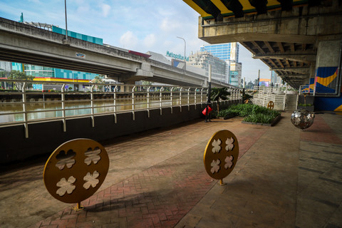 Suasana trotoar yang direvitalisasi di Jalan KH Noer Ali, Bekasi, Minggu (11/1/2026). Foto: Iqbal Firdaus/kumparan