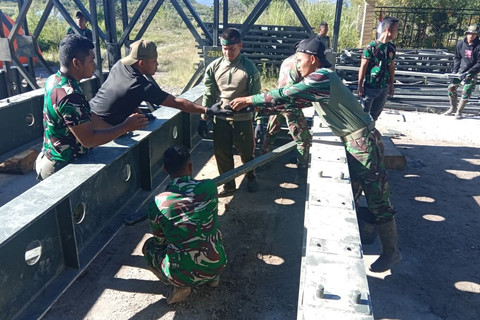 Pembangunan jembatan darurat (Bailey) di Aceh pada Minggu (11/1/2026). Foto: Bakom RI