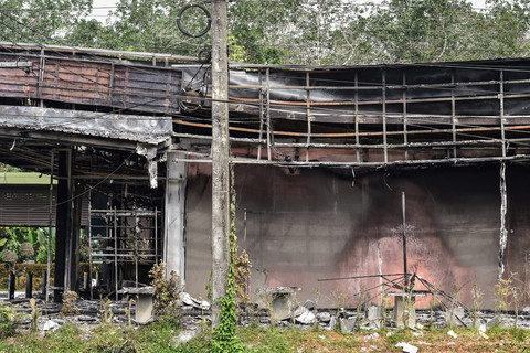 Kondisi usai serangan bom di sebuah SPBU PTT di provinsi Narathiwat, Thailad, Minggu (11/1/2026). Foto: Madaree TOHLALA / AFP
