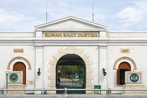 Pintu gerbang Rumah Sakit Dustira setelah direnovasi, rumah sakit ini berawal dari Militaire Hospital hingga kini sebagai rumah sakit rujukan nasional (Foto: Dokumen penulis)