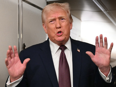 Presiden AS Donald Trump berbicara kepada pers di atas pesawat Air Force One pada (11/1/2026). Foto: ANDREW CABALLERO-REYNOLDS / AFP