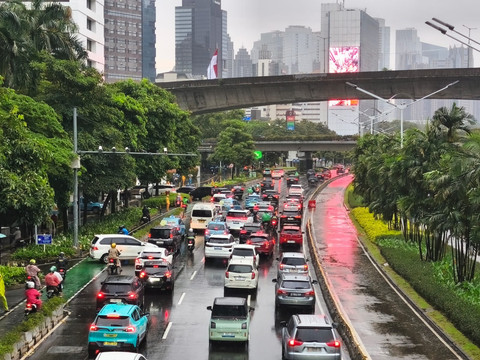 Lalu lintas di kawasan Sudirman, Jakarta tersendat akibat diguyur hujan deras pada Senin pagi (12/1). Foto: Jeni Ritanti/kumparan