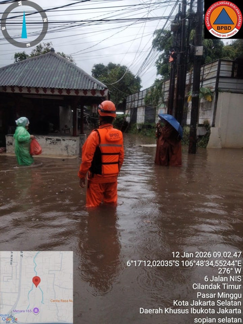 Petugas di lokasi banjir di Cilandak Timur, Jakarta Selatan pada Senin (12/1). Foto: Dok. BPBD DKI Jakarta
