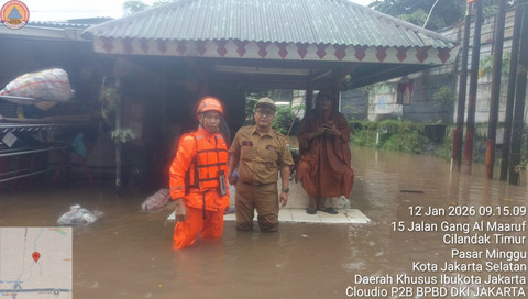 Petugas bersiaga di lokasi banjir di Cilandak Timur, Jakarta Selatan pada Senin (12/1). Foto: Dok. BPBD DKI Jakarta