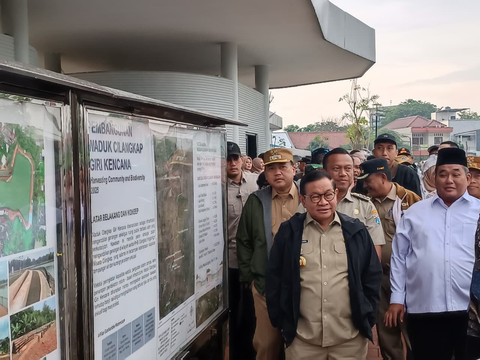 Gubernur DKI Jakarta, Pramono Anung, di Waduk Batu Licin, Cilangkap, Jakarta Timur, Senin (12/1). Foto: Ryan Iqbal/kumparan