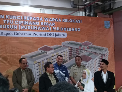 Gubernur DKI Jakarta, Pramono Anung Melakukan Penyerahan Kunci Rusunawa Pulogebang Kepada Warga Relokasi TPU Cipinang Besar, Senin (12/1). Foto: Ryan Iqbal/kumparan
