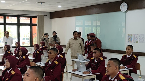 Presiden Prabowo Subianto tiba di Sekolah Rakyat, Banjarbaru, Kalimantan Selatan, Senin (12/1). Foto: Jonathan Devin/kumparan
