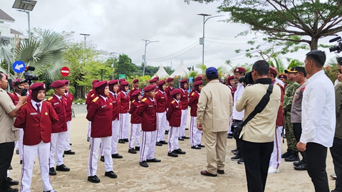 Presiden Prabowo Subianto tiba di Sekolah Rakyat, Banjarbaru, Kalimantan Selatan, Senin (12/1). Foto: Jonathan Devin/kumparan