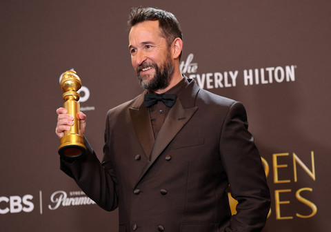 Noah Wyle, pemenang Penghargaan Aktor Pria Terbaik dalam Serial Televisi Drama untuk "The Pitt" berpose di ruang pers selama Penghargaan Golden Globe Tahunan ke-83 di The Beverly Hilton pada 11 Januari 2026 di Beverly Hills, California. Foto: Amy Sussman/Getty Images via AFP