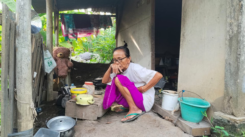 Mbah Srinah, 68 tahun, di rumah reyotnya. Dok: kumparan