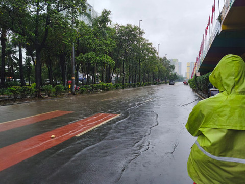 Pengendara melihat banjir di Jl HBR Motik Kemayoran, Jakarta usai diguyur hujan deras pada Senin pagi (12/1). Foto: Jeni Ritanti/kumparan