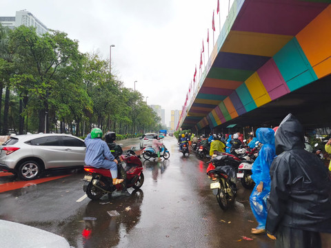 Pengendara tidak bisa melewati banjir di Jl HBR Motik Kemayoran, Jakarta usai diguyur hujan deras pada Senin pagi (12/1). Foto: Jeni Ritanti/kumparan