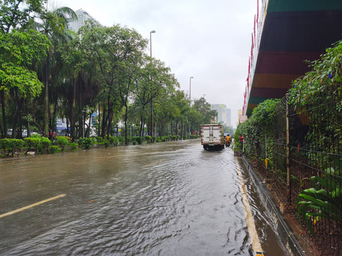 Suasana banjir di Jl HBR Motik Kemayoran, Jakarta usai diguyur hujan deras pada Senin pagi (12/1). Foto: Jeni Ritanti/kumparan