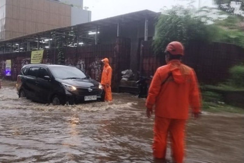 Petugas memantau kondisi banjir di Jakarta, Senin (12/1/2026). Foto: ANTARA/BPBD DKI